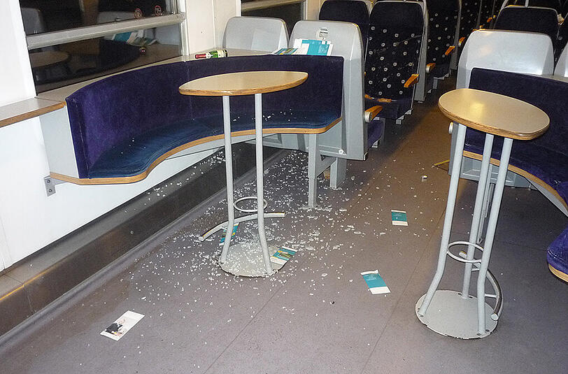 Der Boden voller Glasscherben: Die Randalierer haben auch eine Vitrine zerbrochen.