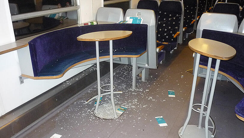 Der Boden voller Glasscherben: Die Randalierer haben auch eine Vitrine zerbrochen. Der Boden voller Glasscherben: Die Randalierer haben auch eine Vitrine zerbrochen.