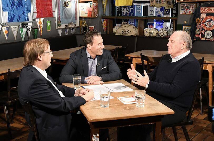 Talkrunde im Stadion an der Schleißheimer Straße mit BFV.TV-Moderator Christian Ortlepp, dem Präsidenten des Bayerischen Fußball-Verbandes Rainer Koch (l) und dem alten und neuen Bayern-Präsidenten Uli Hoeneß (r.).