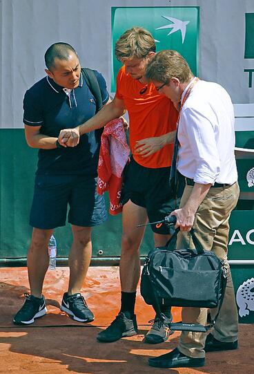 Schlimme Szenen bei den French Open: Der Belgier David Goffin verletzt sich bei seinem Drittrundenmatch gegen den Argentinier Horacio Zeballos.