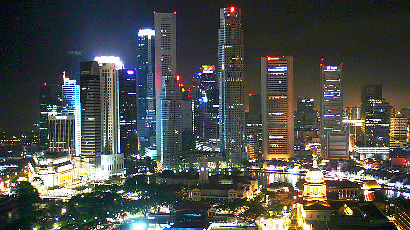 Die Skyline von Singapur bei Nacht.