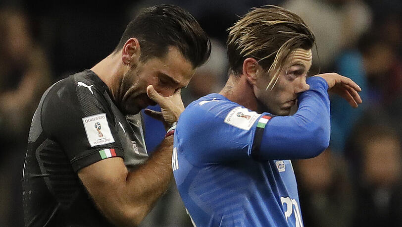 Gianluigi Buffon (links) und Manolo Gabbiadini nach dem 0:o gegen Schweden. Italien verpasste erstmals seit 60 Jahren die Endrunde einer Fußball-WM.