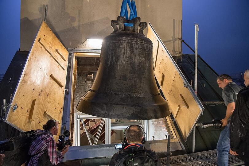 Von der Ankunft auf dem Lkw bis rauf in den Turm - verfolgen Sie den Weg der Jubiläumsglocke in Bildern.