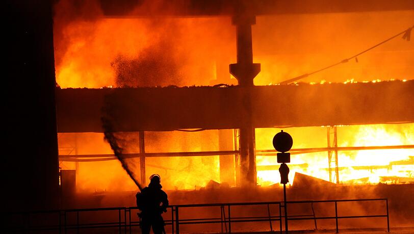 Am Mittwochabend stand die Lagerhalle in Flammen. Am Mittwochabend stand die Lagerhalle in Flammen.