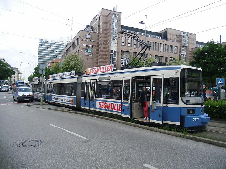 Trambahn-Unfall am Hauptbahnhof: Ein etwa 50-jähriger Mann ist vor den Zug gerannt und dabei schwer verletzt worden. Die Bilder