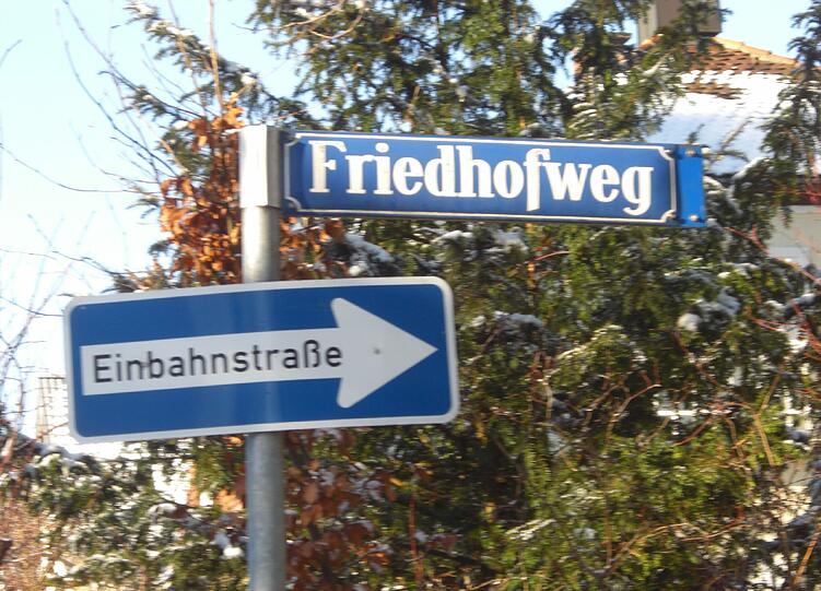 Der Friedhofsweg ist eine Einbahnstraße, über die man sich im Viertel schaurige Geschichten erzählt...