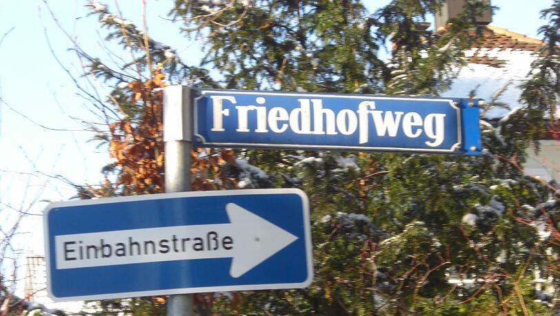 Der Friedhofsweg ist eine Einbahnstraße, über die man sich im Viertel schaurige Geschichten erzählt... Der Friedhofsweg ist eine Einbahnstraße, über die man sich im Viertel schaurige Geschichten erzählt...