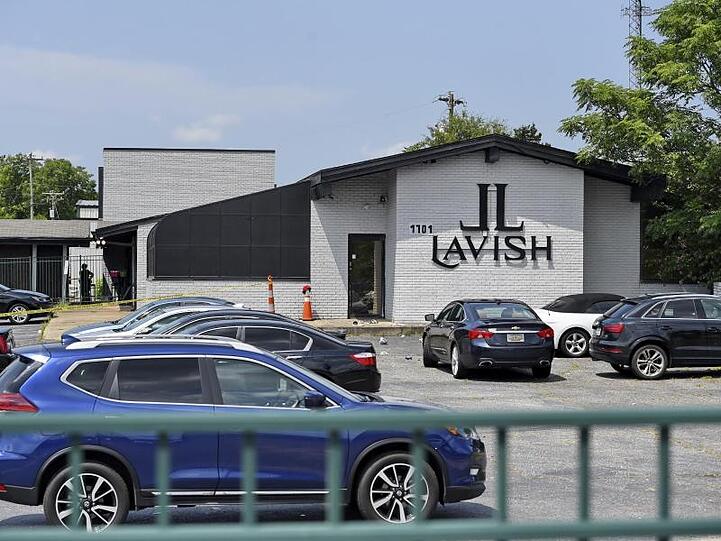 Autos stehen vor dem Lavish Night Club in South Carolina. Medienberichten zufolge sind in diesem Nachtclub mindestens zwei Menschen getötet worden.