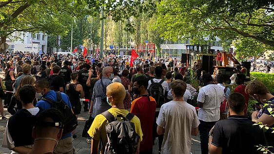 Die Gegendemonstration am Goetheplatz läuft. Als die Auflösung der Querdenker-Demo verkündet wurde, gab es Applaus.