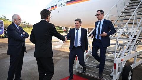 Wirtschaftsminister Robert Habeck (3.v.l.) und Landwirtschaftsminister Cem Özdemir (r.) in Belo Horizonte.