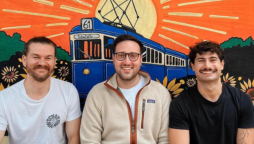 Die Brüder Samuel Kreitmeier (v.l., 35), Lukas Benkert (30) und Oskar Benkert (25) führen das Schau ma moi in Giesing nach dem Tod ihrer Mutter weiter.