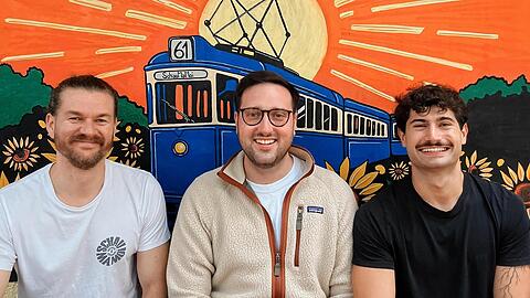 Die Brüder Samuel Kreitmeier (v.l., 35), Lukas Benkert (30) und Oskar Benkert (25) führen das Schau ma moi in Giesing nach dem Tod ihrer Mutter weiter.