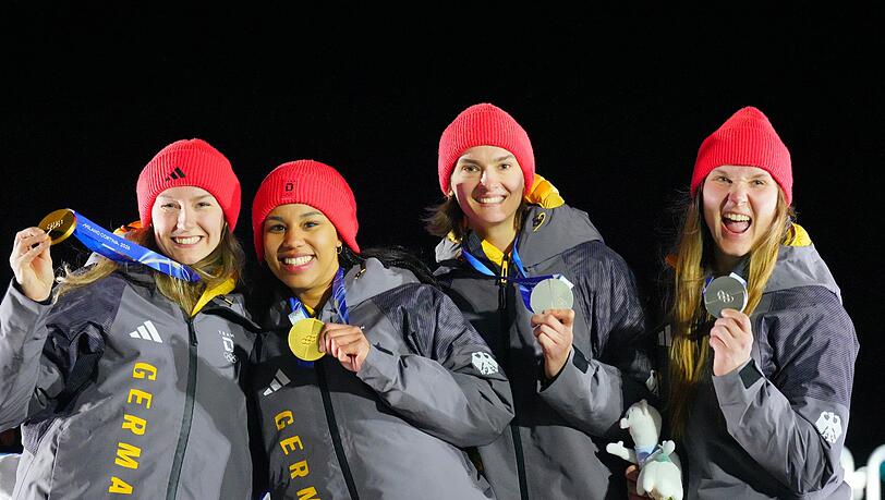 Die deutschen Bobfahrerinnen bejubeln ihren Doppelerfolg.