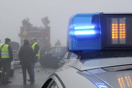 Zu schnelles Fahren bei schlechter Sicht hatte  auf der A71 im Kreis Schweinfurt schwerwiegende Folgen: über 50 Autos krachten ineinander.