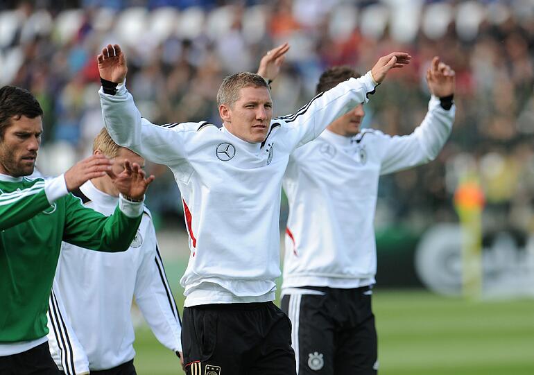 Die DFB-Elf trainiert im Lechia-Stadion und 11.000 Fans jubeln. Ein rauschender Empfang für Jogis Jungs. Die Bilder