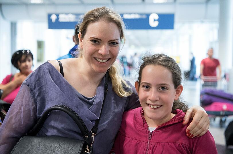 Lejla Delic mit ihrer Tochter Sina: Trotz der Situation in der Türkei fliegen die beiden nach Antalya.
