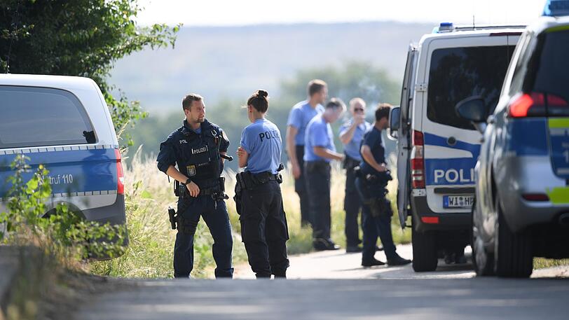 Wiesbaden: Polizisten warten an einem gesperrten Feldweg im Stadtteil Erbenheim.