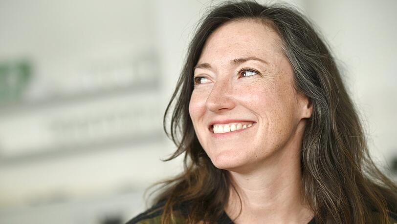 Charlotte Roche und ihr Ehemann haben einen gemeinsamen Podcast. Darin spricht die ehemalige Viva-Moderatorin ein heikles Thema an - sie würde gerne eine offene Ehe führen und mit anderen Männern schlafen. Charlotte Roche und ihr Ehemann haben einen gemeinsamen Podcast. Darin spricht die ehemalige Viva-Moderatorin ein heikles Thema an - sie würde gerne eine offene Ehe führen und mit anderen Männern schlafen.