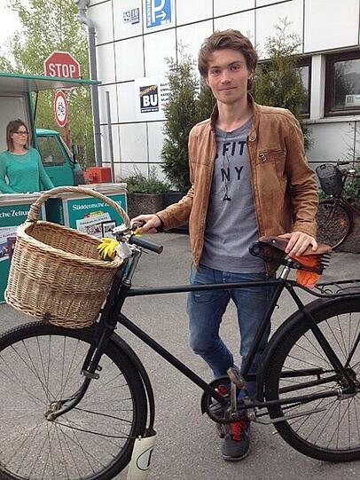 Jakob (17): &bdquo;Ich wollte auf jeden Fall ein altes Radl haben. Und mir war wichtig, dass ich auf meinem Fahrrad auch Bierkisten transportieren kann. Dafür ist dieses Rad perfekt: Es hat eine stabile Transport-Halterung am Lenker. Den Korb, der da jetzt noch drauf ist, montiere ich einfach ab.&ldquo;