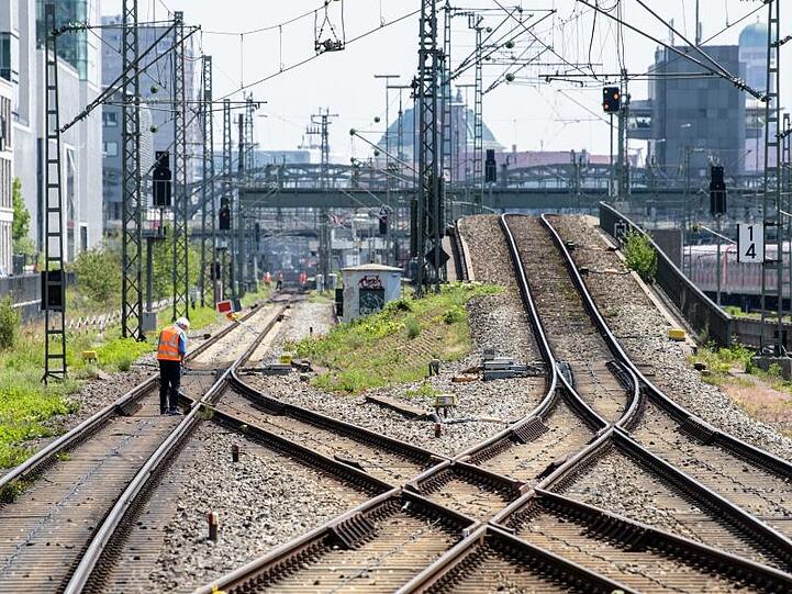 Ein Bauarbeiter steht auf S-Bahn-Gleisen auf der Stammstrecke in der Münchener Innenstadt. Foto: Matthias Balk/Archivbild