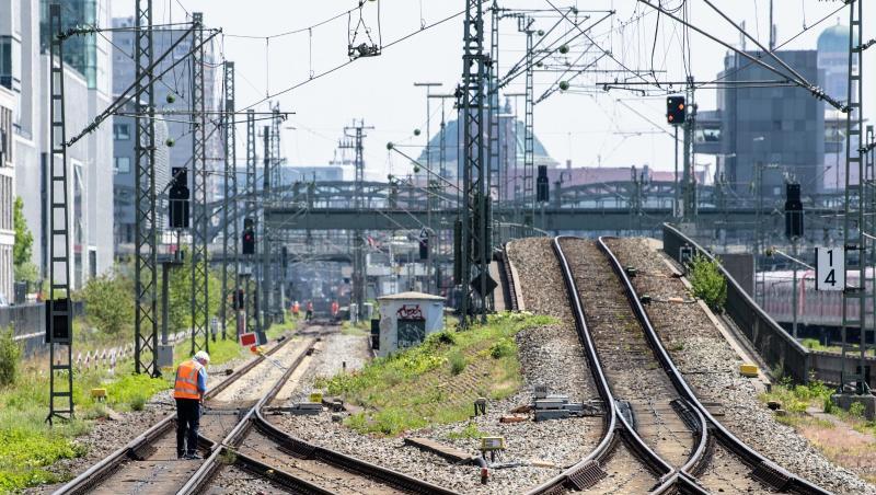Ein Bauarbeiter steht auf S-Bahn-Gleisen auf der Stammstrecke in der Münchener Innenstadt. Foto: Matthias Balk/Archivbild Ein Bauarbeiter steht auf S-Bahn-Gleisen auf der Stammstrecke in der Münchener Innenstadt. Foto: Matthias Balk/Archivbild