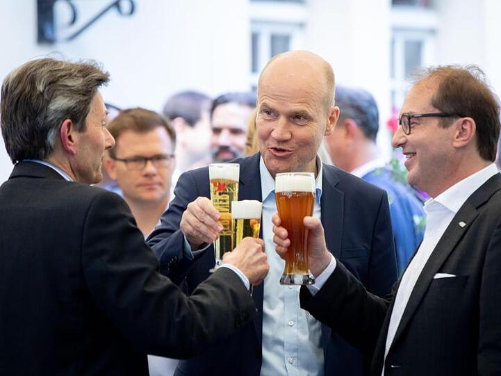 Rolf Mützenich (v.l.), kommissarischer Vorsitzender der SPD-Bundestagsfraktion, Unionsfraktionschef Ralph Brinkhaus und CSU-Landesgruppenchef Alexander Dobrindt stoßen zu Beginn der Klausurtagung mit einem Bier an.
