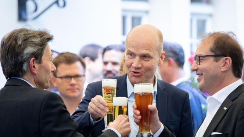 Rolf Mützenich (v.l.), kommissarischer Vorsitzender der SPD-Bundestagsfraktion, Unionsfraktionschef Ralph Brinkhaus und CSU-Landesgruppenchef Alexander Dobrindt stoßen zu Beginn der Klausurtagung mit einem Bier an. Rolf Mützenich (v.l.), kommissarischer Vorsitzender der SPD-Bundestagsfraktion, Unionsfraktionschef Ralph Brinkhaus und CSU-Landesgruppenchef Alexander Dobrindt stoßen zu Beginn der Klausurtagung mit einem Bier an.