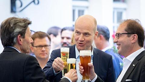 Rolf Mützenich (v.l.), kommissarischer Vorsitzender der SPD-Bundestagsfraktion, Unionsfraktionschef Ralph Brinkhaus und CSU-Landesgruppenchef Alexander Dobrindt stoßen zu Beginn der Klausurtagung mit einem Bier an.