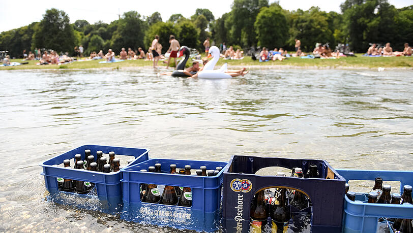 Bald verboten? Bierkästen stehen im Englischen Garten im Eisbach. (Archivbild)