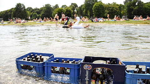 Bald verboten? Bierkästen stehen im Englischen Garten im Eisbach. (Archivbild)