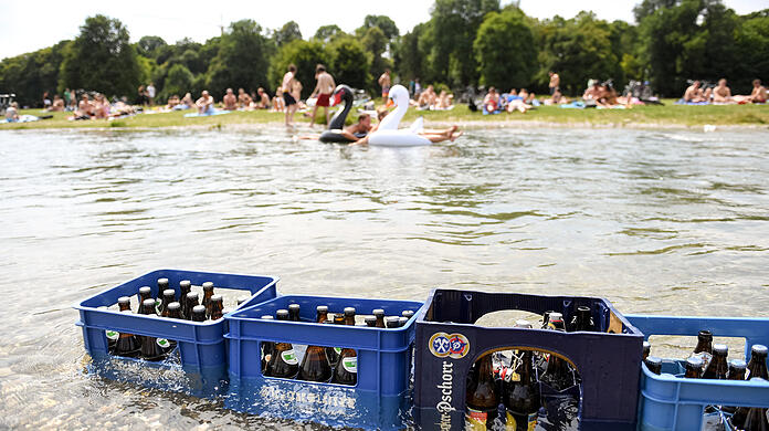 Bald verboten? Bierkästen stehen im Englischen Garten im Eisbach. (Archivbild)