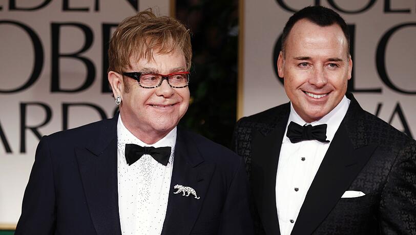 David Furnish (49), kanadischer Filmproduzent und Gatte von Elton John (64) hat Madonna (53) nach der Verleihung des „Golden Globe“ scharf attackiert. Madonnas Rede sei eine „Peinlichkeit in ihrem Narzissmus“ gewesen, schrieb Furnish dem Onlinedienst „TMZ“ zufolge auf Facebook. David Furnish (49), kanadischer Filmproduzent und Gatte von Elton John (64) hat Madonna (53) nach der Verleihung des „Golden Globe“ scharf attackiert. Madonnas Rede sei eine „Peinlichkeit in ihrem Narzissmus“ gewesen, schrieb Furnish dem Onlinedienst „TMZ“ zufolge auf Facebook.