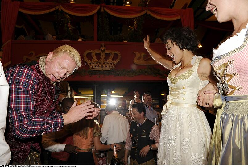 Boris Becker: So feiert die Tennis-Legende auf dem Oktoberfest 2013 mit seiner Familie. Die Bilder...