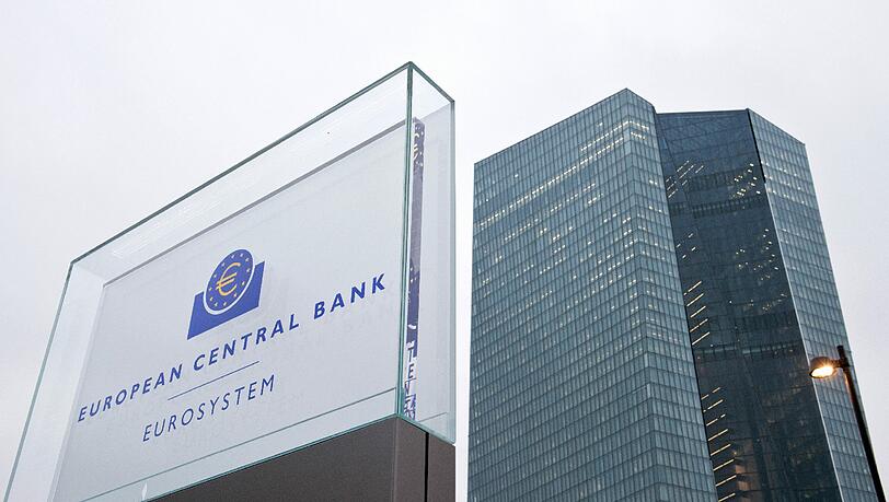 Die EZB will Monat für Monat für 60 Milliarden Euro Staatsanleihen und andere Wertpapiere kaufen. Die EZB will Monat für Monat für 60 Milliarden Euro Staatsanleihen und andere Wertpapiere kaufen.