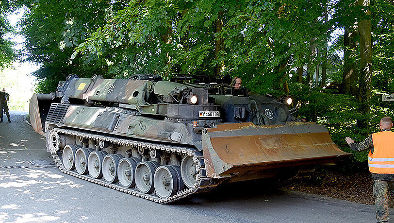 Ein Bergepanzer der Bundeswehr rollt am 02.07.2015 in Heikendorf (Schleswig-Holstein) auf ein Villengrundstück. Seit Mittwoch sind Polizei und Bundeswehr mit dem Abtransport von hier gefundenem Kriegsgerät aus dem Zweiten Weltkrieg beschäftigt. Der Panzer dient zum sicheren Abtransport der Waffen. Ein Bergepanzer der Bundeswehr rollt am 02.07.2015 in Heikendorf (Schleswig-Holstein) auf ein Villengrundstück. Seit Mittwoch sind Polizei und Bundeswehr mit dem Abtransport von hier gefundenem Kriegsgerät aus dem Zweiten Weltkrieg beschäftigt. Der Panzer dient zum sicheren Abtransport der Waffen.