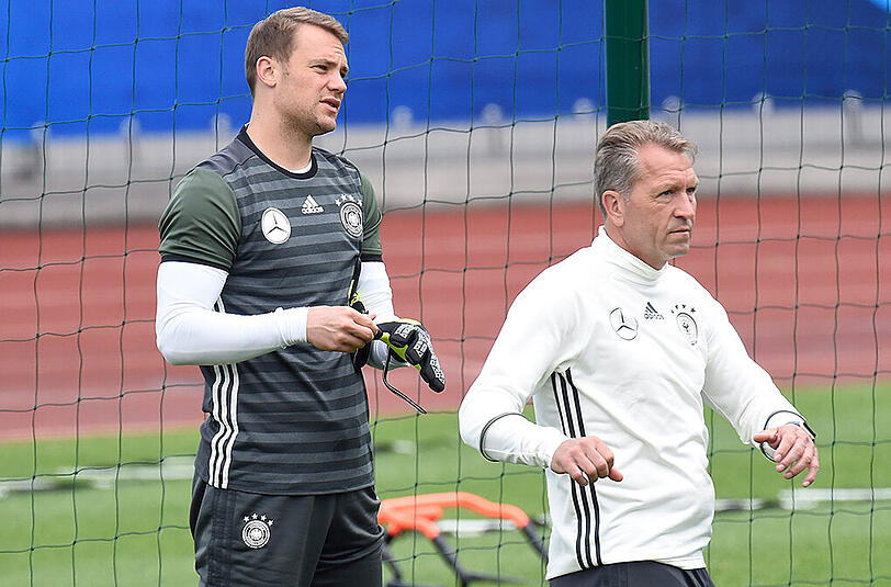 Manuel Neuer und Torwarttrainer Andreas Köpke