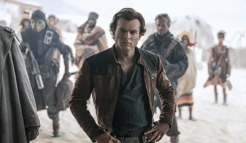 Han Solo (Alden Ehrenreich) ist zurück! In "Solo: A Star Wars Story" werden die Ereignisse zehn Jahre vor "Episode IV" gezeigt.