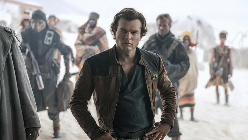 Han Solo (Alden Ehrenreich) ist zurück! In "Solo: A Star Wars Story" werden die Ereignisse zehn Jahre vor "Episode IV" gezeigt.