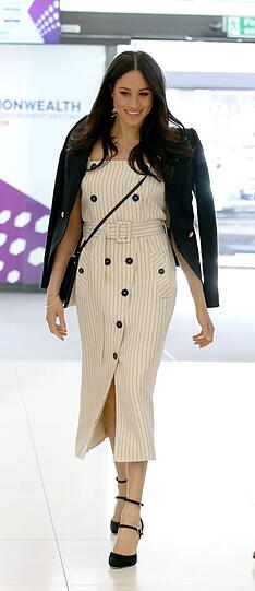 Meghan Markle im Business-Look mit Nadelstreifenkleid beim Treffen des Jugendforums der Commonwealth-Staaten, bei dem Prinz Harry neuer Jugend-Botschafter ist.