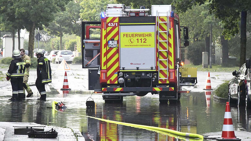Zahlreiche Straßen wurden überflutet, mehrere Gullys verstopften.