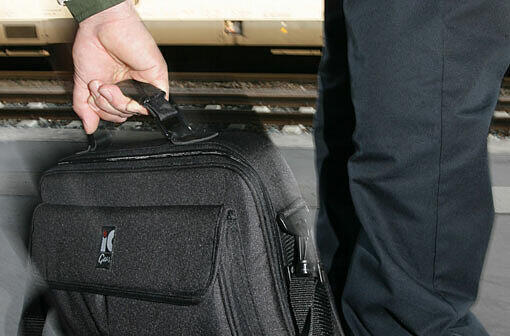Der Dieb interessierte sich nicht für den Inhalt der geklauten Tasche. (Symbolbild)