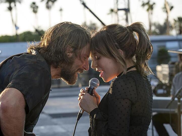 Bradley Cooper als Eddie Brock und Lady Gaga als Ally in einer Szene des Films "A Star Is Born":
