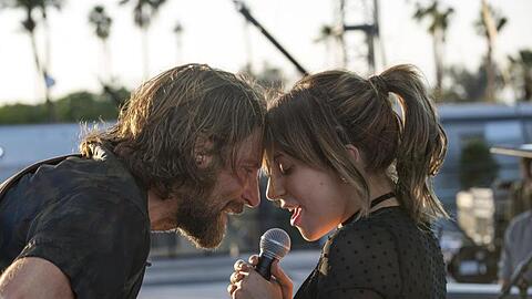 Bradley Cooper als Eddie Brock und Lady Gaga als Ally in einer Szene des Films "A Star Is Born":