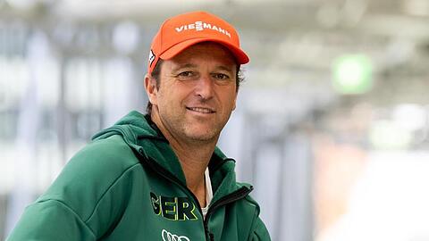 Skisprung-Bundestrainer Werner Schuster zählt aktuell Japaner und Polen zu den Favoriten der Tournee.