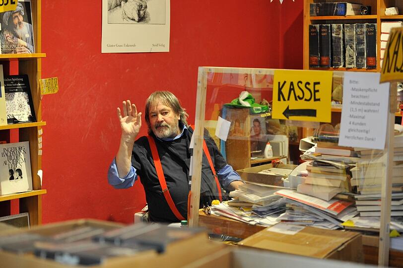Buchhändler und Münchner Unikum Eugen Hillenbrand in seinem legendären Laden.