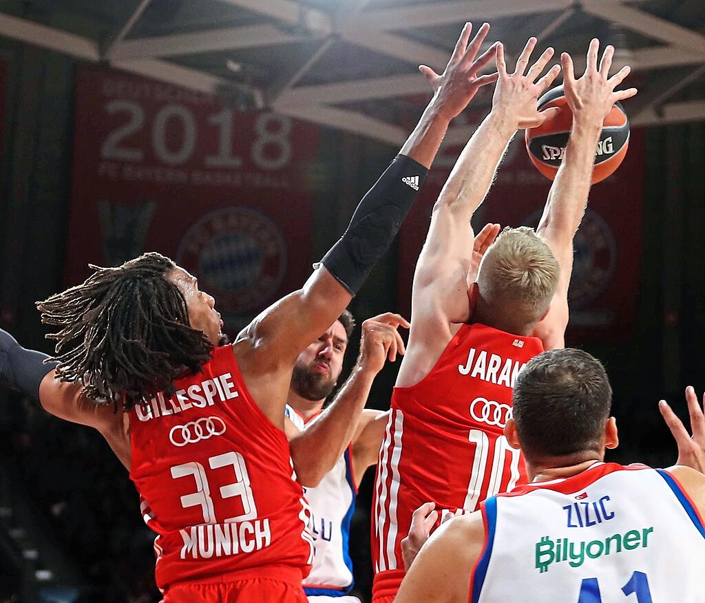 Launige und befreite Bayern Basketballer fordern Olympiakos heraus
