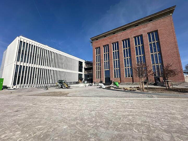 Der Neubau links wird erst im Sommer eingeweiht. Das alte Kraftwerksgebäude eröffnet im April.
