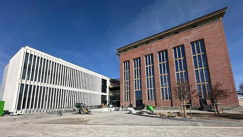 Der Neubau links wird erst im Sommer eingeweiht. Das alte Kraftwerksgebäude eröffnet im April. Der Neubau links wird erst im Sommer eingeweiht. Das alte Kraftwerksgebäude eröffnet im April.