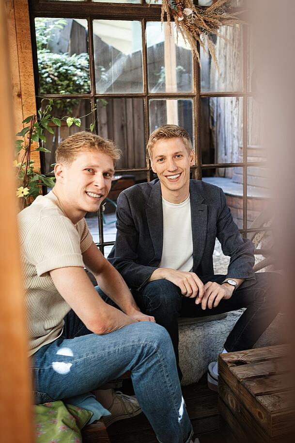 Wollen heiraten: Sebastian M&uuml;ller und Dominik Krause am Hexenh&auml;usl in Untergiesing.