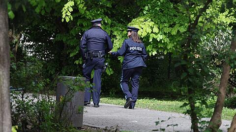 Hotspot Alter Botanischer Garten: Eine Polizistin und ihr Kollege patrouillieren im Park.
